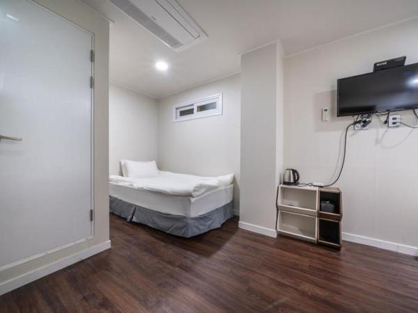 MAYONE HOTEL Myeongdong : photo 5 de la chambre chambre familiale - sans fenêtre