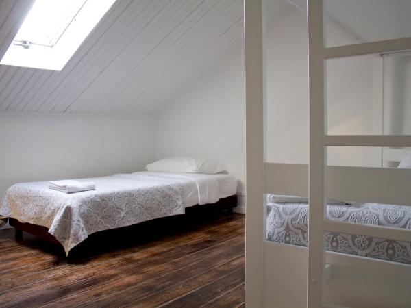 WW Hostel & Suites : photo 2 de la chambre lit dans dortoir de 3 lits avec salle de bains commune