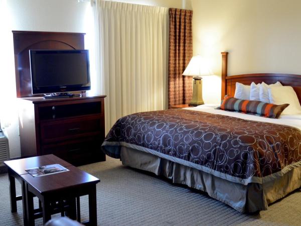 Staybridge Suites San Antonio Sea World, an IHG Hotel : photo 1 de la chambre suite king studio avec canapé-lit
