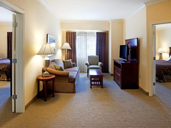 Staybridge Suites San Antonio Sea World, an IHG Hotel : photo 1 de la chambre two-bedroom suite with mobility accessible tub