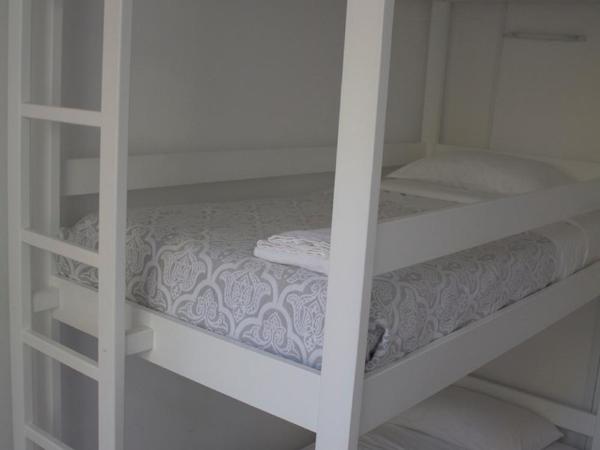WW Hostel & Suites : photo 3 de la chambre lit dans dortoir de 3 lits avec salle de bains commune