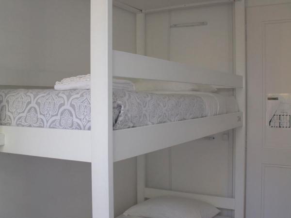 WW Hostel & Suites : photo 4 de la chambre lit dans dortoir de 3 lits avec salle de bains commune
