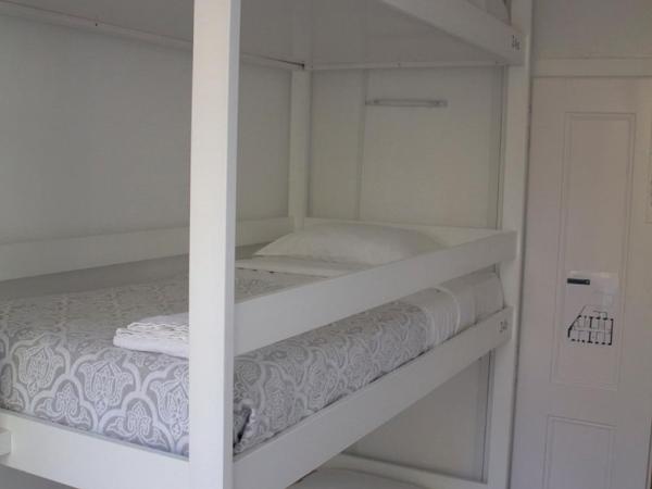 WW Hostel & Suites : photo 5 de la chambre lit dans dortoir de 3 lits avec salle de bains commune