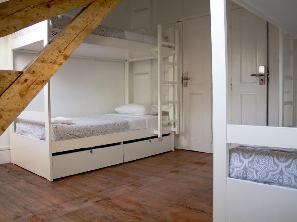 WW Hostel & Suites : photo 6 de la chambre lit dans dortoir de 4 lits avec salle de bains commune