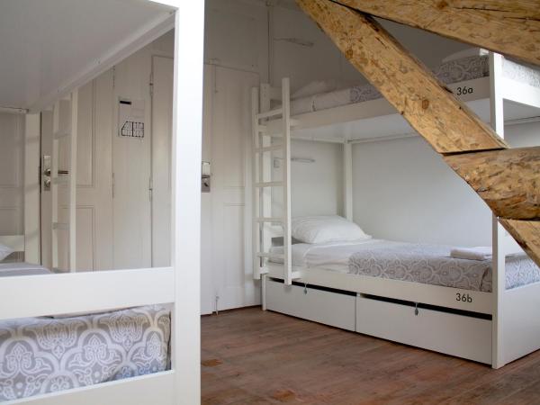 WW Hostel & Suites : photo 5 de la chambre lit dans dortoir de 4 lits avec salle de bains commune