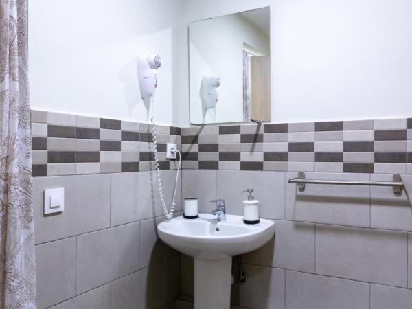 Hostal LIWI : photo 10 de la chambre chambre triple avec salle de bains commune