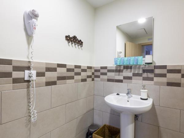 Hostal LIWI : photo 5 de la chambre chambre double avec salle de bains privative
