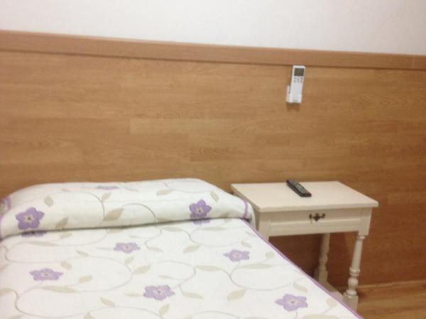 Hostal Nersan2 : photo 1 de la chambre chambre simple basique avec salle de bains commune