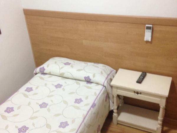 Hostal Nersan2 : photo 2 de la chambre chambre simple basique avec salle de bains commune