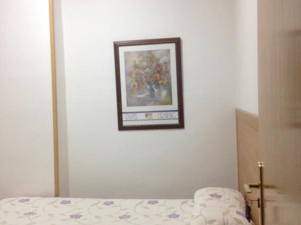 Hostal Nersan2 : photo 3 de la chambre chambre simple basique avec salle de bains commune