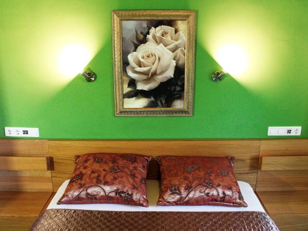 White & Quiet Apartment House : photo 2 de la chambre chambre lit king-size avec balcon