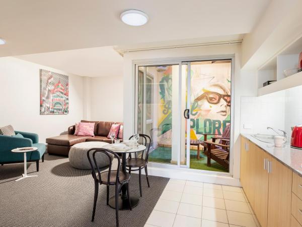 Quality Apartments Melbourne Central : photo 1 de la chambre appartement en sous-sol urbain