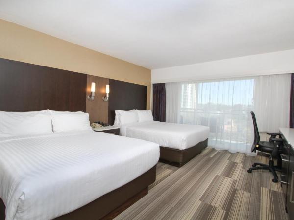 Holiday Inn Express - Downtown San Diego, an IHG Hotel : photo 1 de la chambre suite with two queen beds and accessible roll-in shower