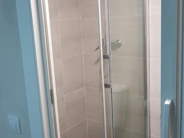 Guesthouse Central : photo 3 de la chambre chambre double avec salle de bains privative