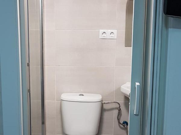 Guesthouse Central : photo 5 de la chambre chambre double avec salle de bains privative