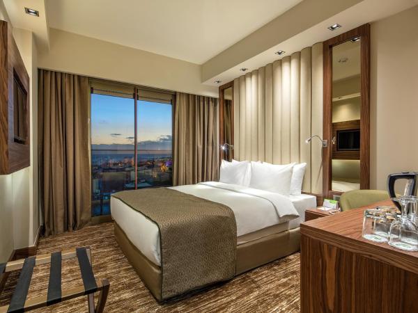 Holiday Inn Antalya - Lara, an IHG Hotel : photo 4 de la chambre chambre lit queen-size standard avec vue sur mer