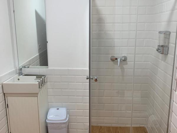 Star Home : photo 1 de la chambre chambre double avec salle de bains commune