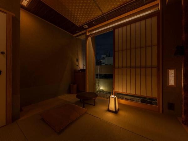 cyashitsu ryokan asakusa : photo 5 de la chambre chambre lits jumeaux de style japonais avec salle de bains commune