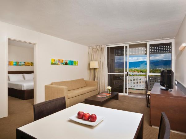 Cairns Harbourside Hotel : photo 5 de la chambre suite 1 chambre lit king-size avec canapé-lit