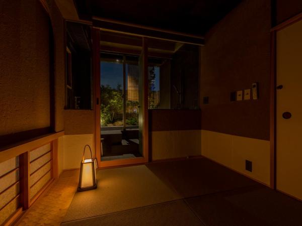 cyashitsu ryokan asakusa : photo 6 de la chambre chambre lit jumeaux de style japonais avec baignoire en plein air