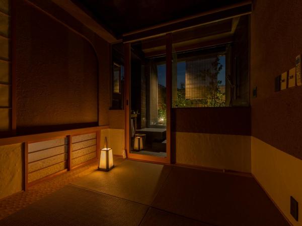 cyashitsu ryokan asakusa : photo 5 de la chambre chambre lit jumeaux de style japonais avec baignoire en plein air
