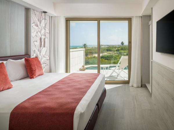 Catalonia Grand Costa Mujeres All Suites & Spa - All Inclusive : photo 1 de la chambre hébergement deluxe romance privilège avec accès direct à la piscine