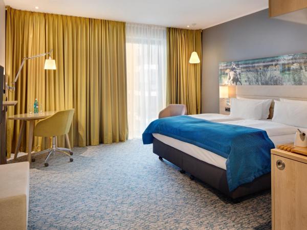 Holiday Inn Düsseldorf City - Toulouser Allee, an IHG Hotel : photo 4 de la chambre chambre lit king-size standard - vue sur jardin