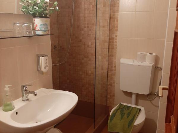 HELIOS Hotel Apartments : photo 2 de la chambre chambre double ou lits jumeaux avec balcon