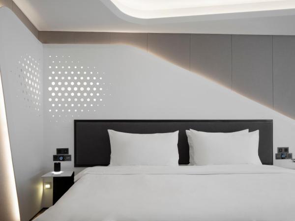 FlyZoo Hotel - Alibaba Future Hotel : photo 6 de la chambre hébergement deluxe hollywood lit king-size