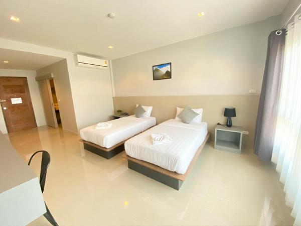 River Kwai View Hotel - SHA Extra Plus Certified : photo 1 de la chambre chambre lits jumeaux supérieure - vue sur ville