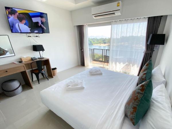 River Kwai View Hotel - SHA Extra Plus Certified : photo 5 de la chambre chambre double ou lits jumeaux deluxe - vue sur rivière