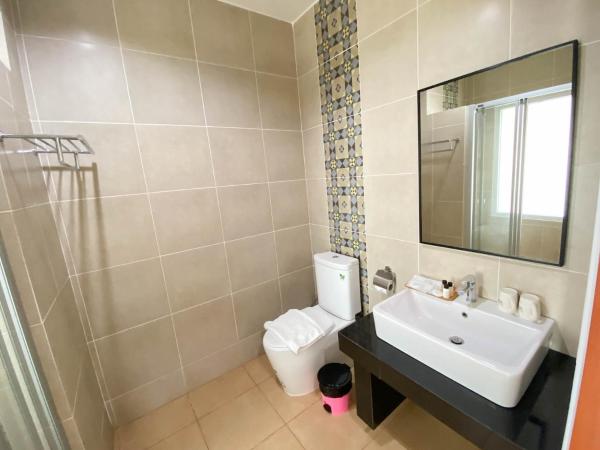 River Kwai View Hotel - SHA Extra Plus Certified : photo 10 de la chambre chambre lits jumeaux supérieure - vue sur ville