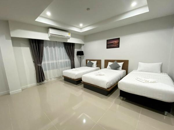 River Kwai View Hotel - SHA Extra Plus Certified : photo 1 de la chambre chambre triple - vue sur ville