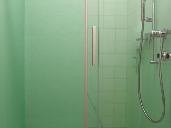 Hostel 77 Bern : photo 3 de la chambre chambre quadruple avec salle de bains commune