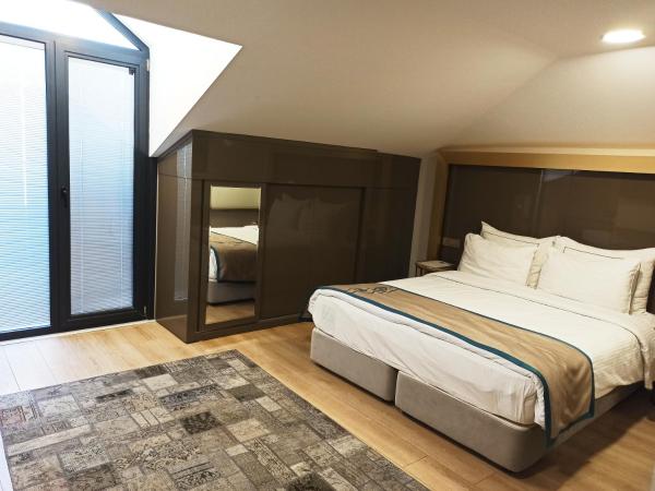 Peyk Hotel : photo 1 de la chambre chambre familiale avec balcon