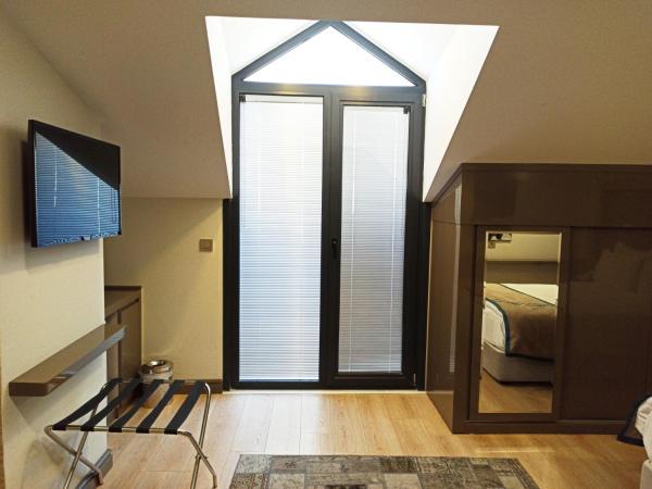 Peyk Hotel : photo 2 de la chambre chambre familiale avec balcon