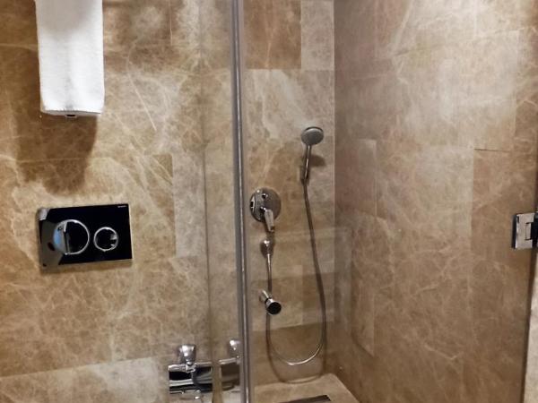 Peyk Hotel : photo 6 de la chambre chambre familiale avec balcon