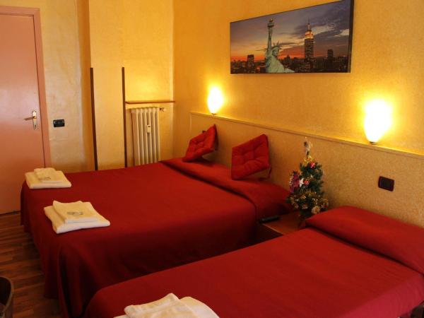 Hotel America : photo 10 de la chambre chambre triple avec salle de bains commune