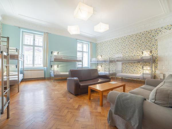 Dizzy Daisy Hostel : photo 1 de la chambre lit dans dortoir de 10 lits avec salle de bains commune