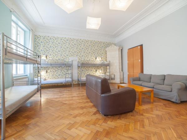 Dizzy Daisy Hostel : photo 3 de la chambre lit dans dortoir de 10 lits avec salle de bains commune