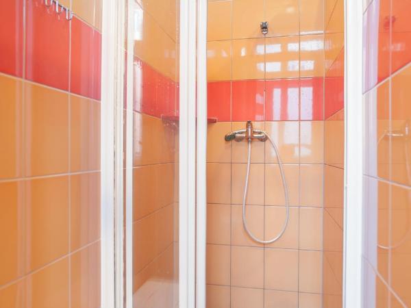 Dizzy Daisy Hostel : photo 6 de la chambre lit dans dortoir 6 lits avec salle de bains commune