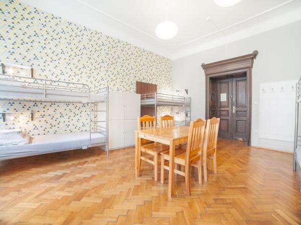 Dizzy Daisy Hostel : photo 1 de la chambre lit dans un dortoir de 8 lits avec salle de bains commune