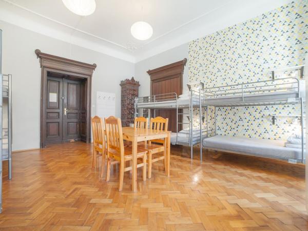 Dizzy Daisy Hostel : photo 3 de la chambre lit dans un dortoir de 8 lits avec salle de bains commune