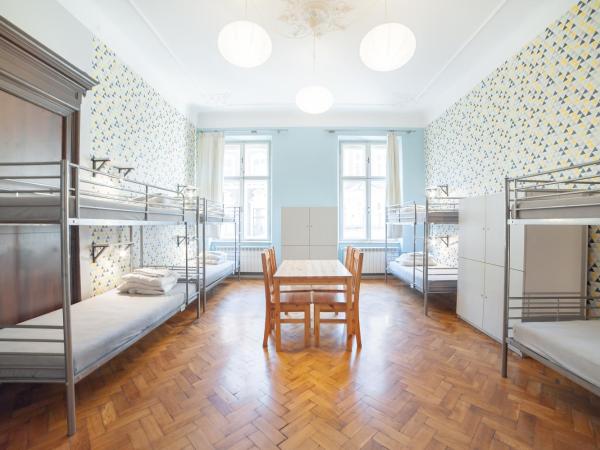 Dizzy Daisy Hostel : photo 2 de la chambre lit dans un dortoir de 8 lits avec salle de bains commune