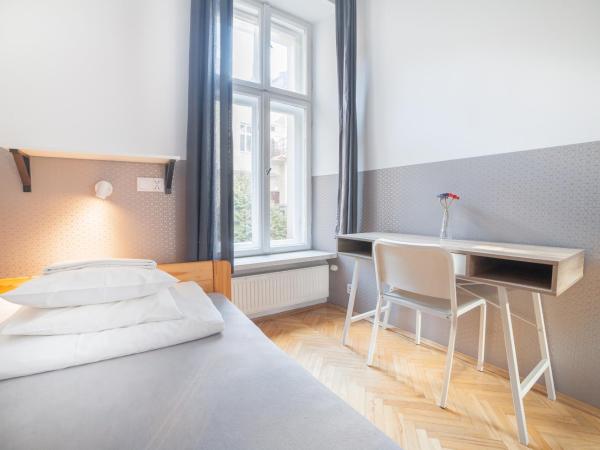 Dizzy Daisy Hostel : photo 2 de la chambre chambre simple avec salle de bains commune