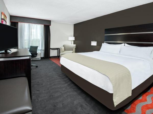 Holiday Inn Houston SW-Near Sugar Land, an IHG Hotel : photo 8 de la chambre chambre lit king-size affaires
