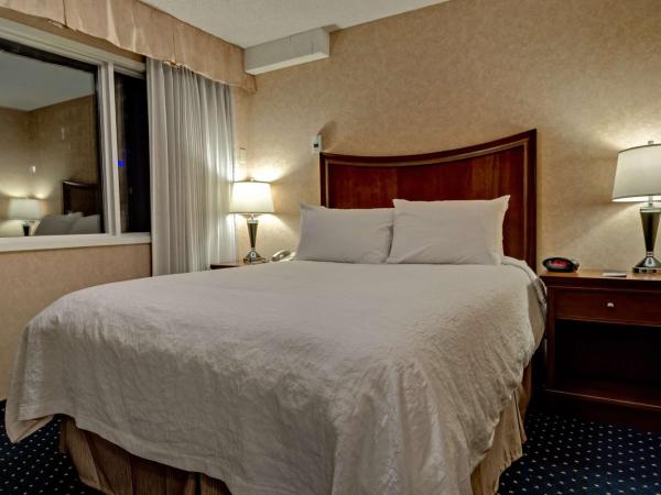 Best Western Plus Suites Downtown Calgary : photo 1 de la chambre chambre lit queen-size avec kitchenette