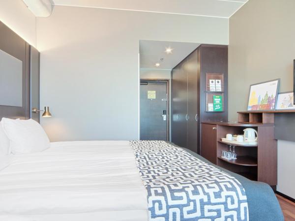 Holiday Inn Helsinki West - Ruoholahti, an IHG Hotel : photo 1 de la chambre chambre king non-fumeurs avec vue sur mer