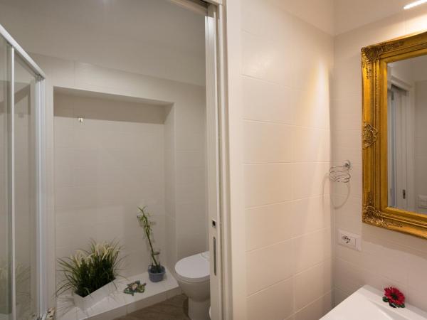 Le Suites Del Duomo House : photo 1 de la chambre chambre triple avec balcon