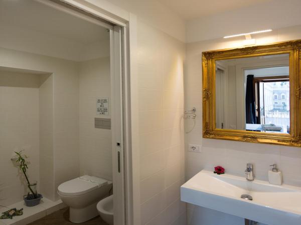 Le Suites Del Duomo House : photo 4 de la chambre chambre triple avec balcon